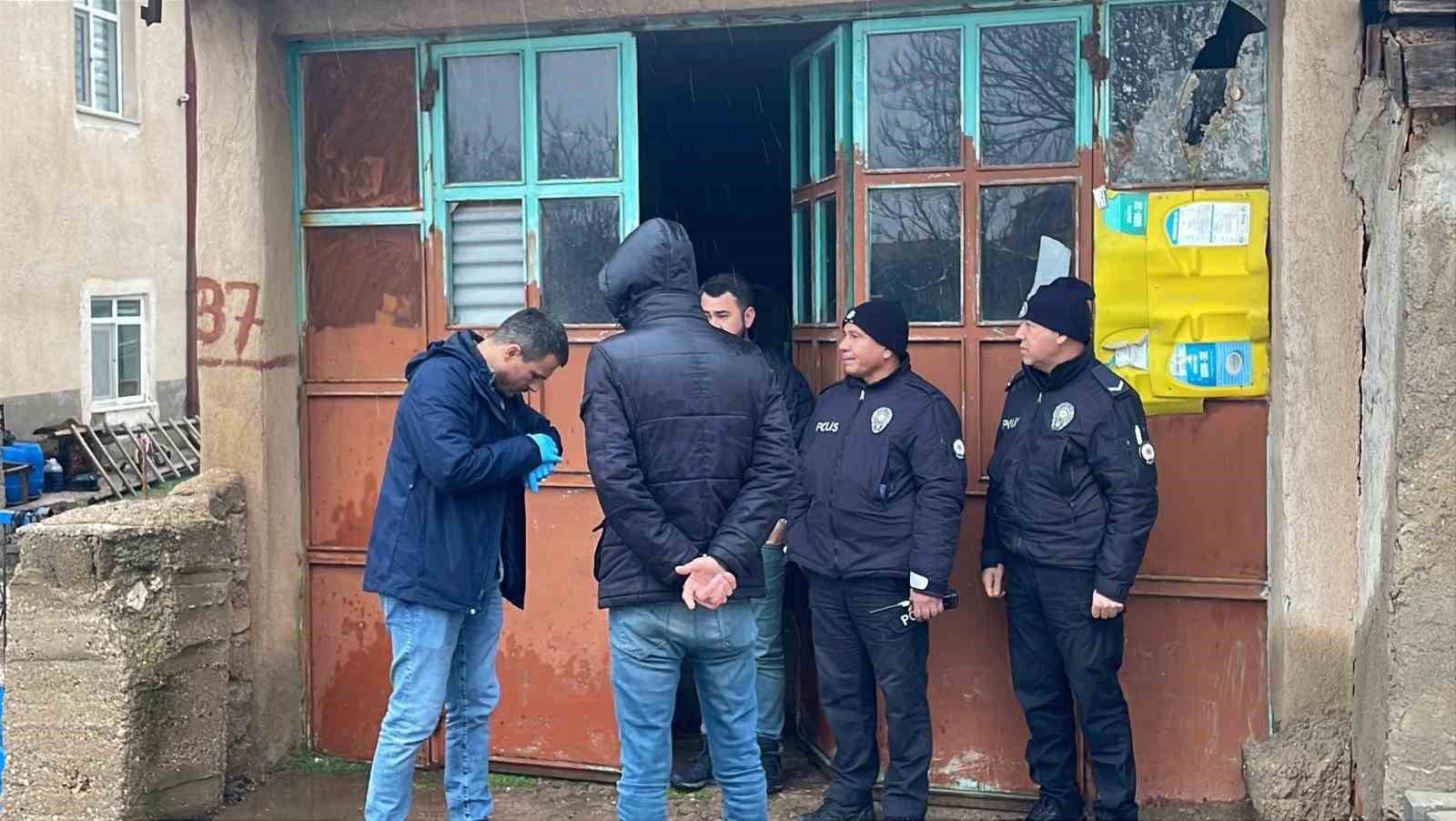 karamanda evinin deposunda silahla vurulmus halde bulunan sahis kurtarilamadi 0 Vf2D29Br