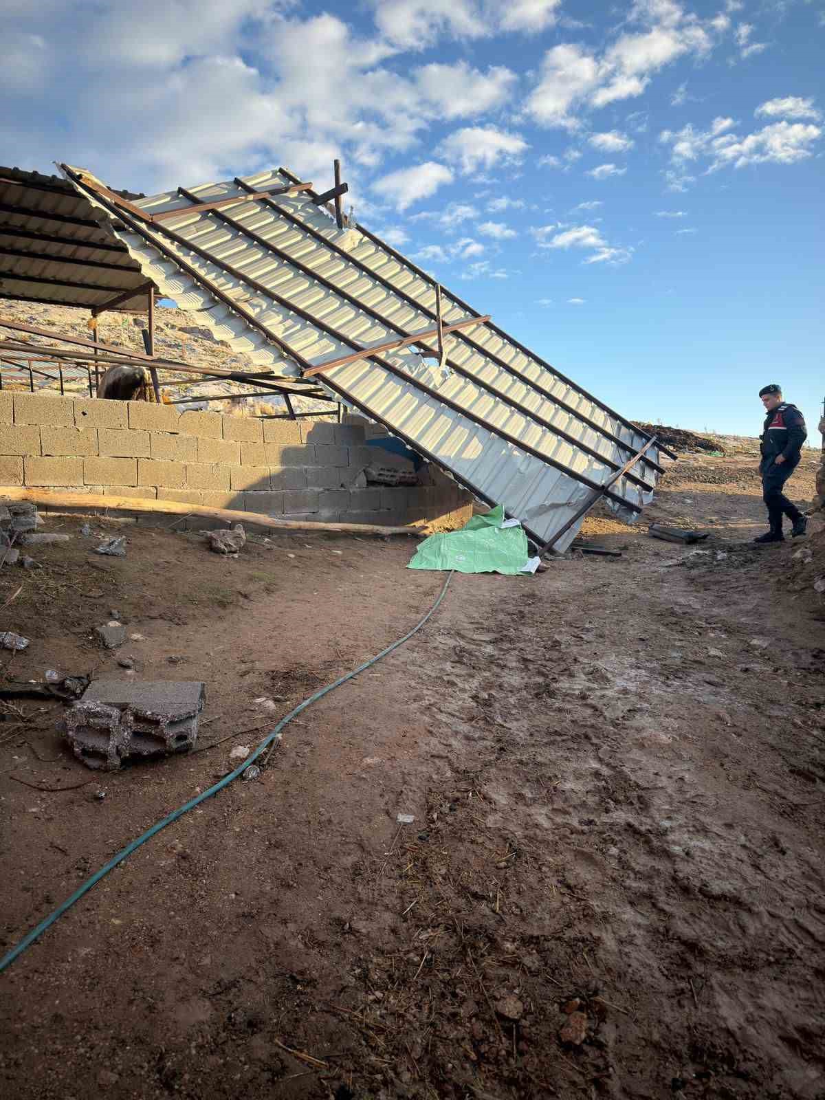 karamanda firtinada ucan catinin altinda kalarak yasamini yitirdi 2 aOzbUGLW