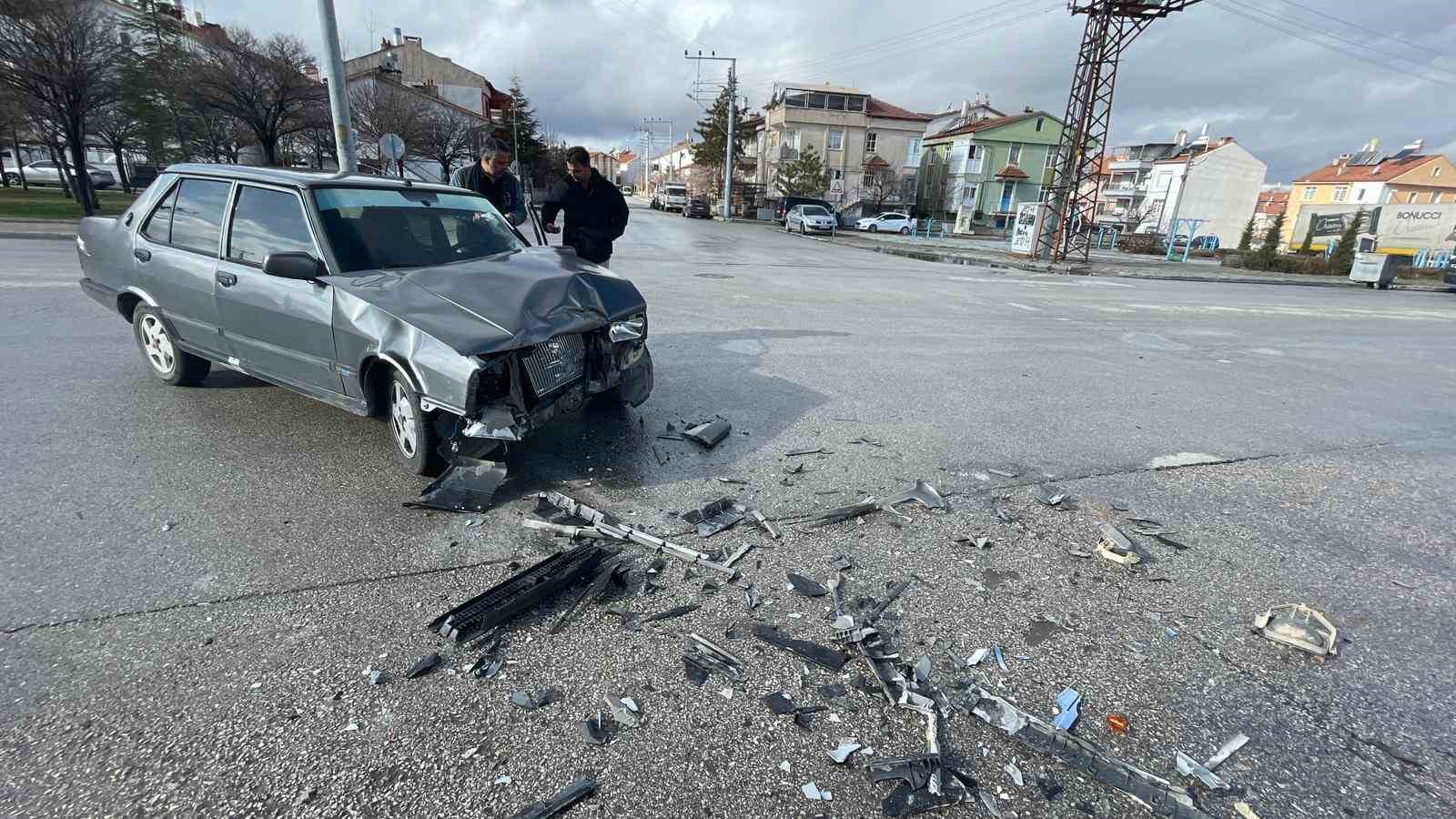 karamanda guvenlik kamerasina yansiyan kazada 2 kisi yaralandi 1 EWkha8qI
