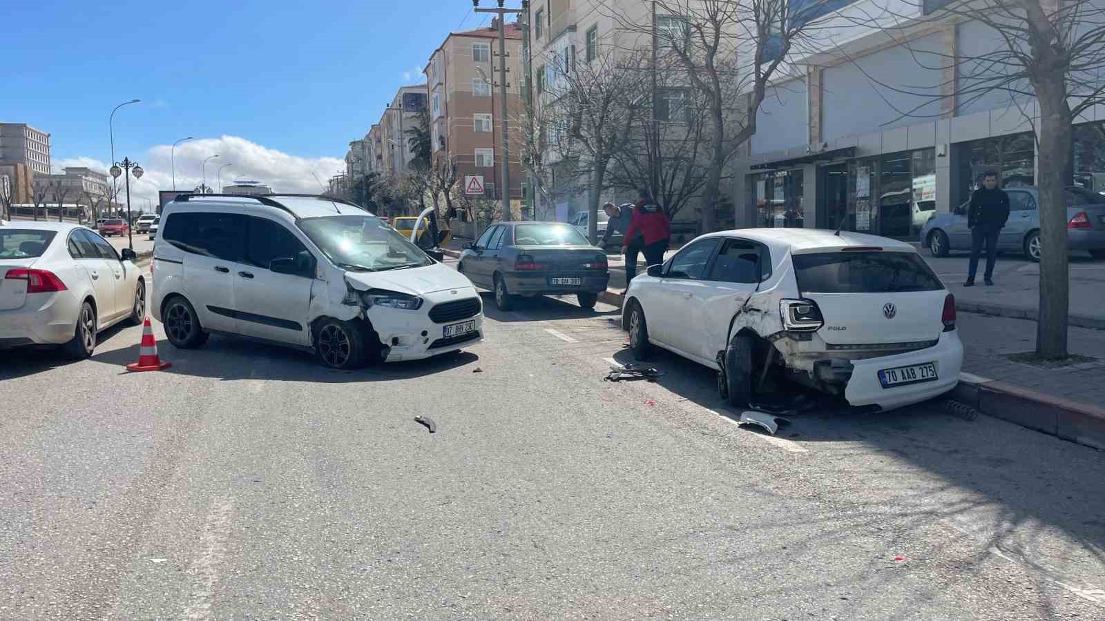 Karaman’da hafif ticari araç park halindeki otomobillere çarptı: 1 yaralı 5 karamanda hafif ticari arac park halindeki otomobillere carpti 1 yarali 1