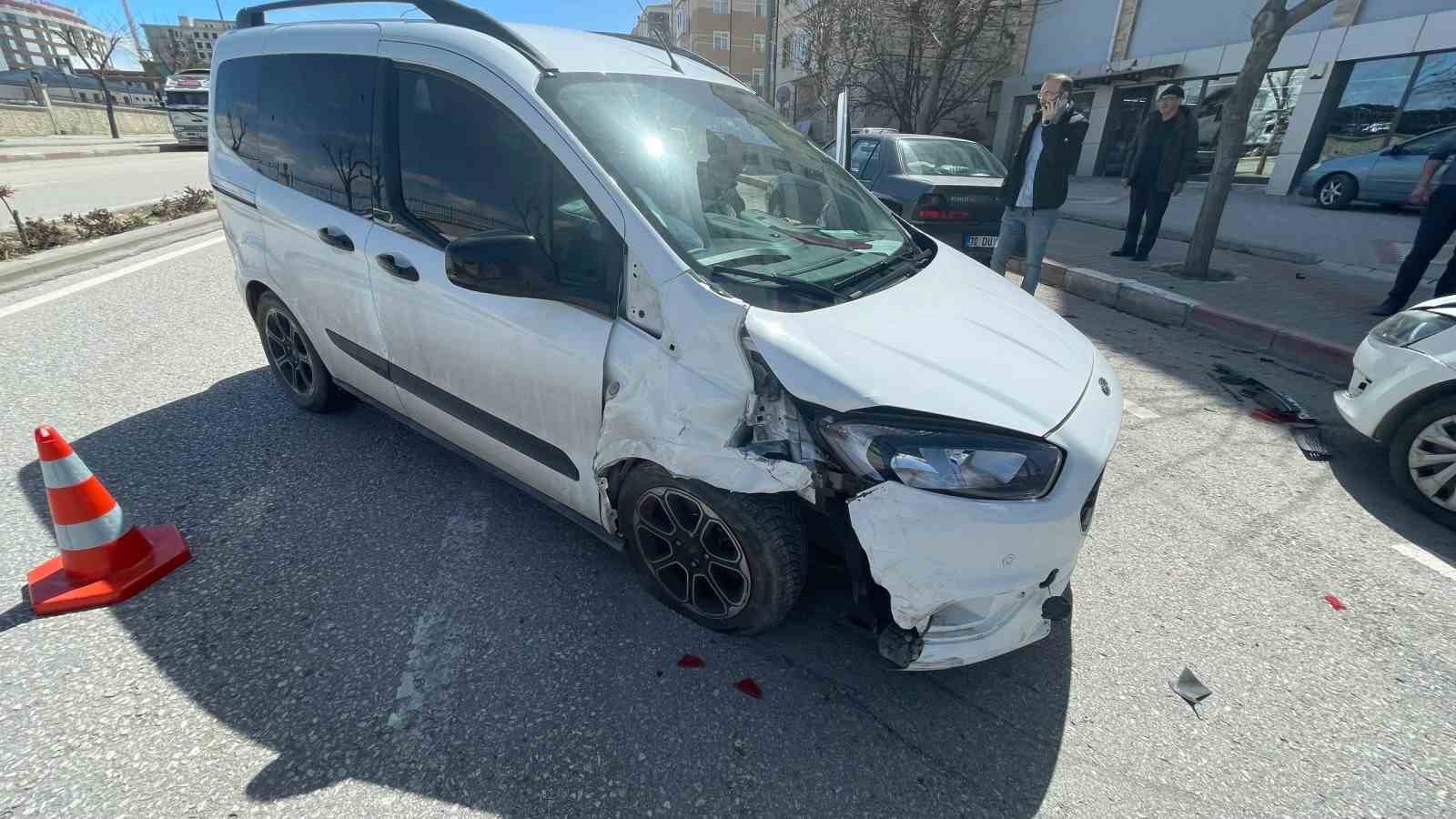 Karaman’da hafif ticari araç park halindeki otomobillere çarptı: 1 yaralı 6 karamanda hafif ticari arac park halindeki otomobillere carpti 1 yarali 2 MAzjXywk