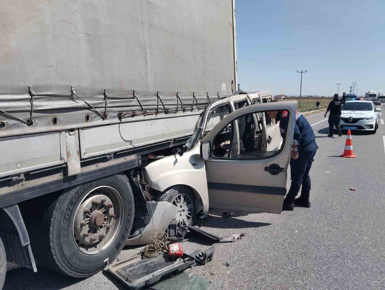 karamanda hafif ticari arac tirin dorsesine ok gibi saplandi 1 agir yarali 1 UdLNHF7P