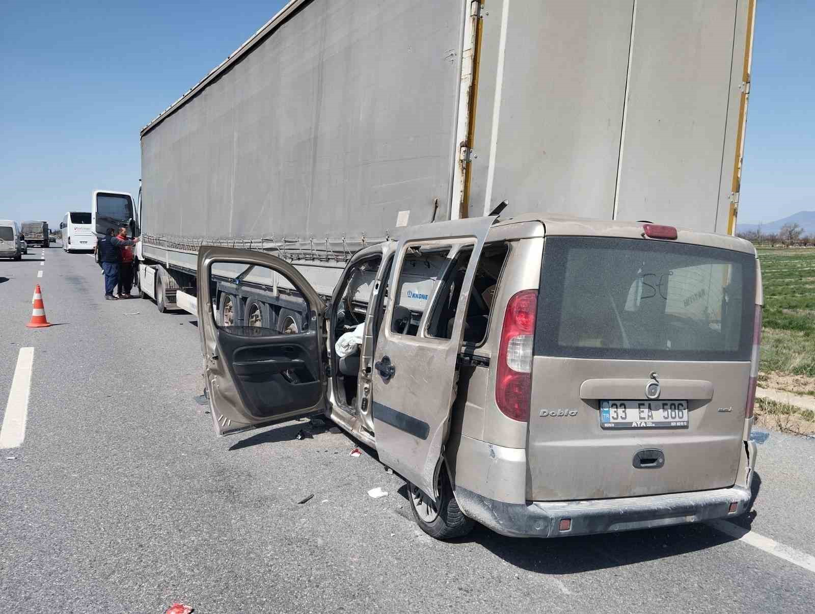 karamanda hafif ticari arac tirin dorsesine ok gibi saplandi 1 agir yarali 2