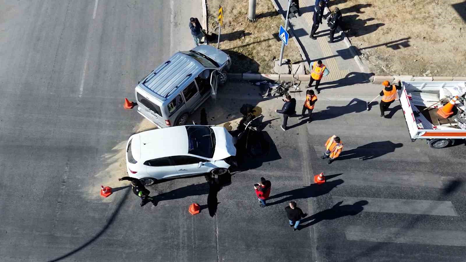 karamanda hafif ticari aracla otomobil carpisti 3 yarali 0 md9TTLbl