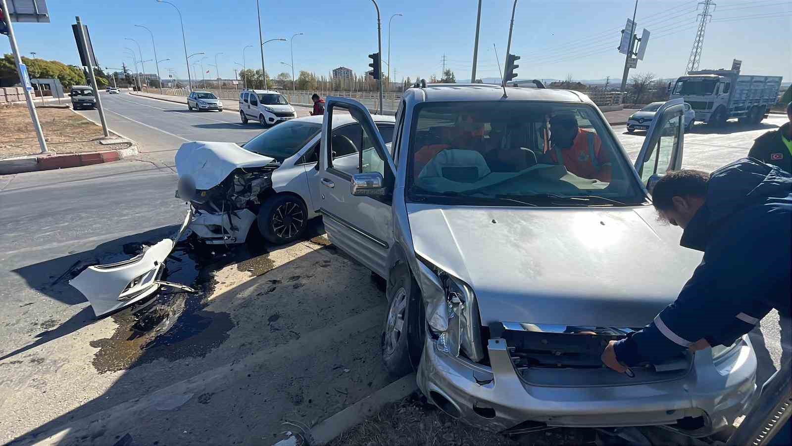 karamanda hafif ticari aracla otomobil carpisti 3 yarali 1 1Jf9yldC