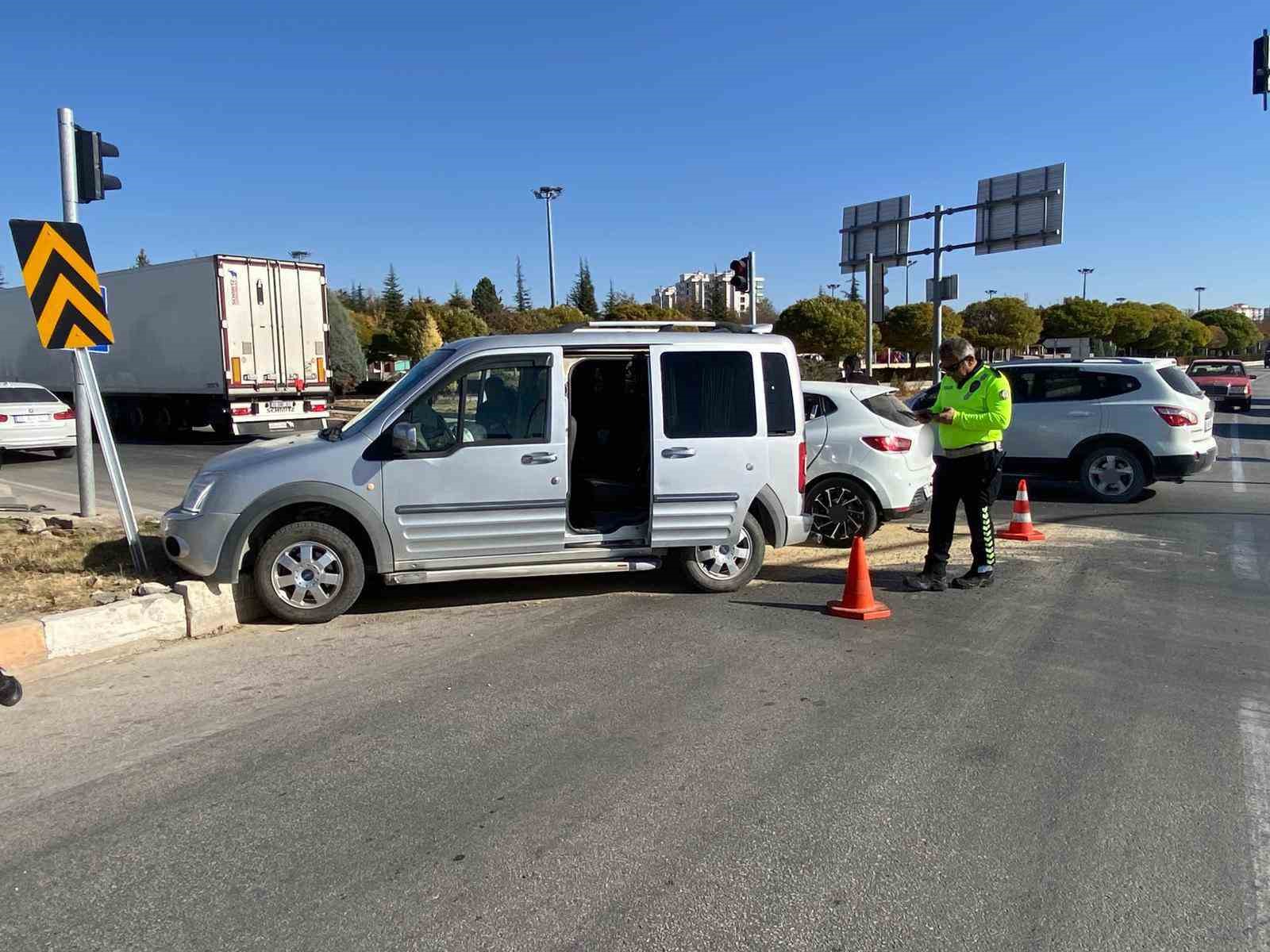 karamanda hafif ticari aracla otomobil carpisti 3 yarali 2 gJtLK9cb