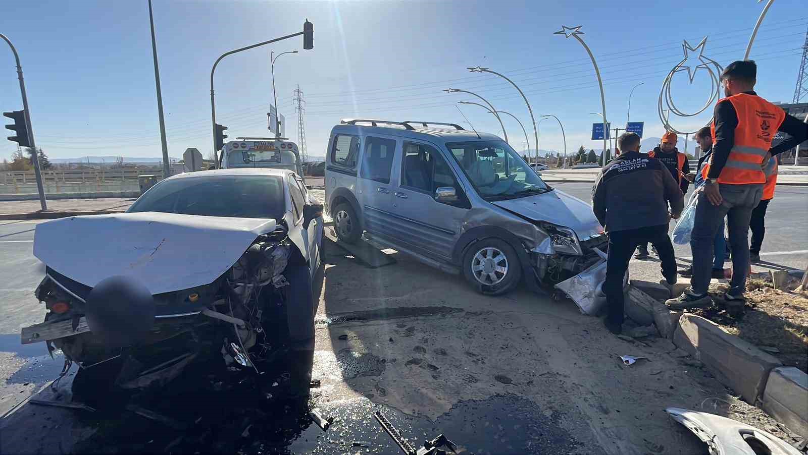 karamanda hafif ticari aracla otomobil carpisti 3 yarali 3
