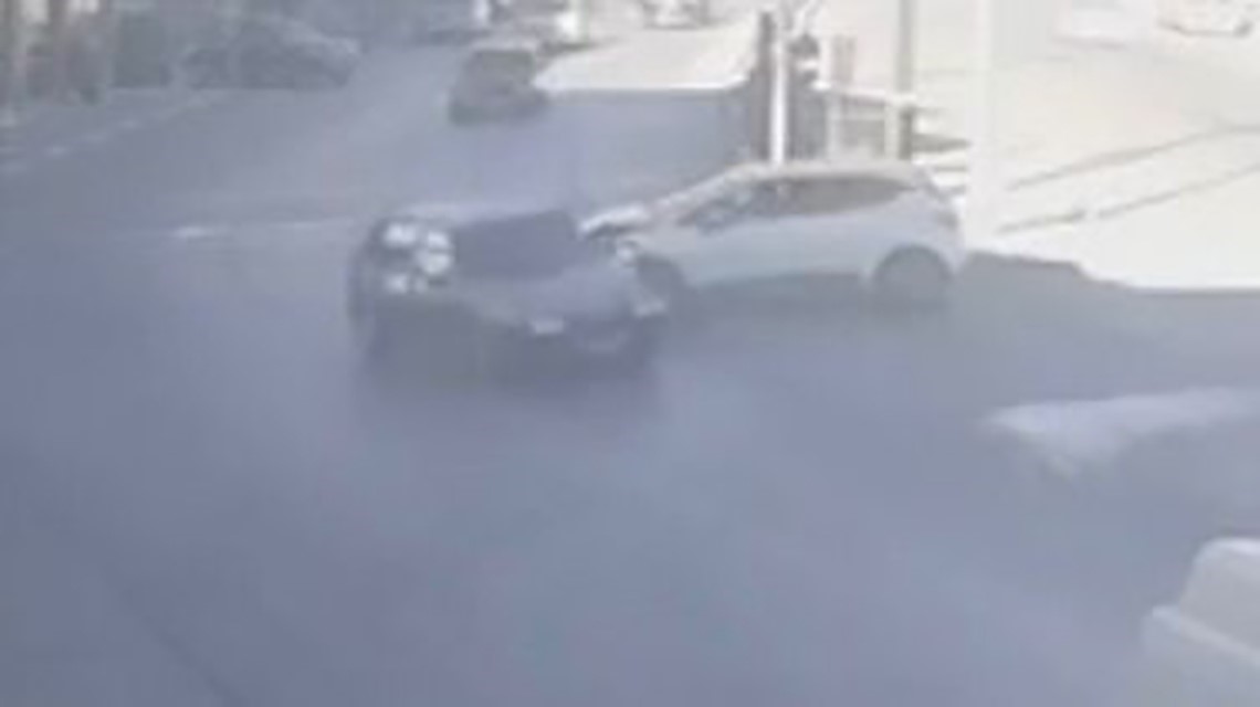 karamanda iki otomobil carpisti 1 yarali 0 UXZuDycW