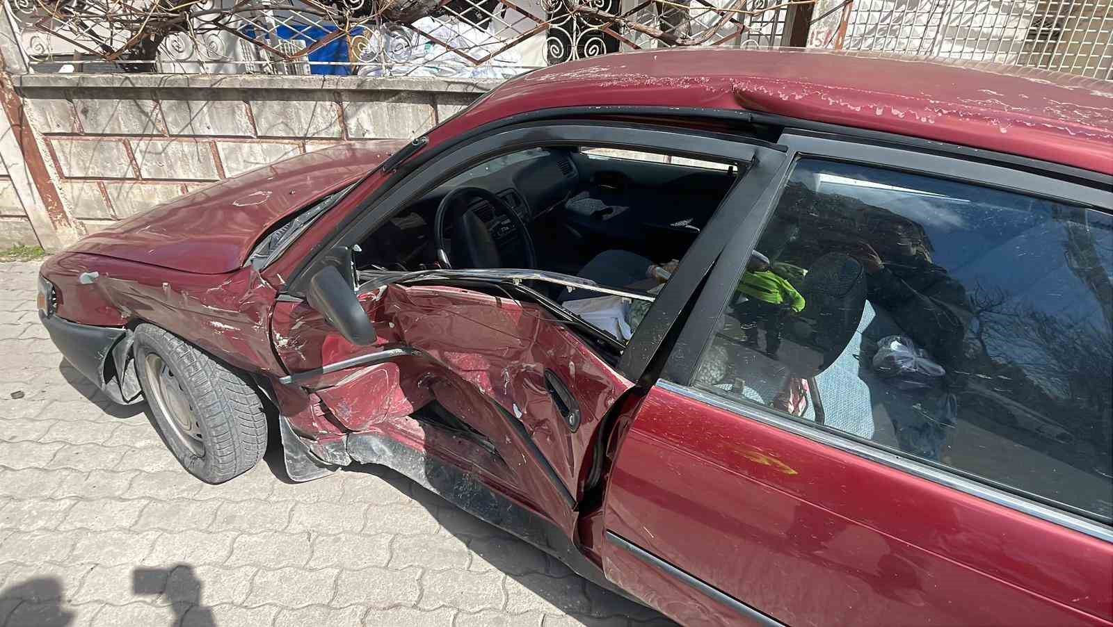 karamanda iki otomobil carpisti 3 yarali 1 J5T6gtLV