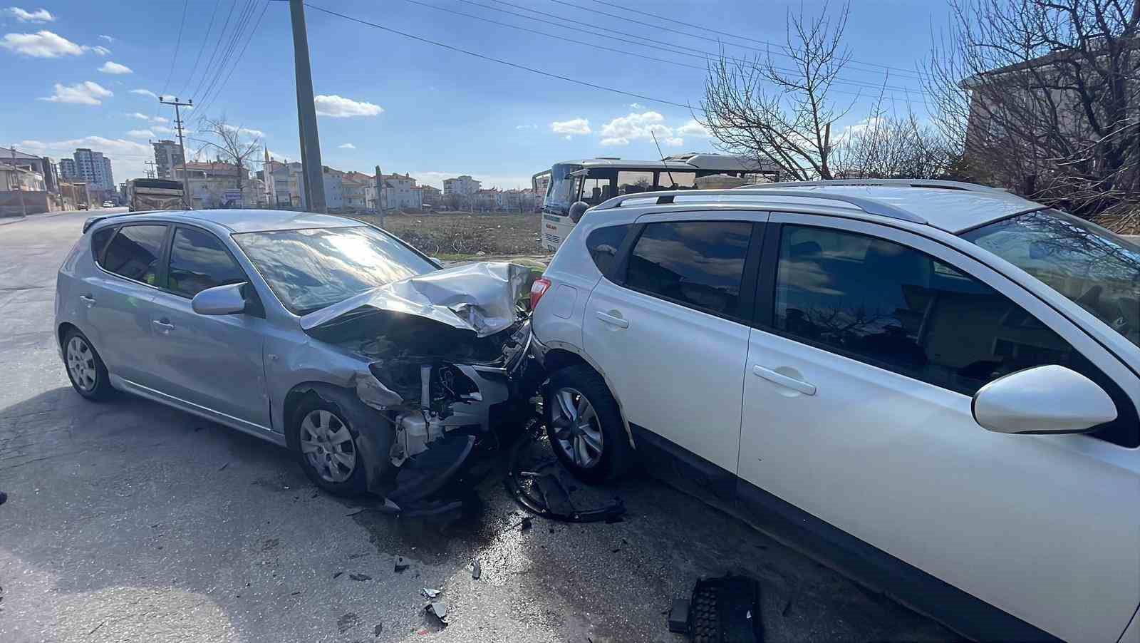 karamanda iki otomobil carpisti 3 yarali 2 IAIERRPN
