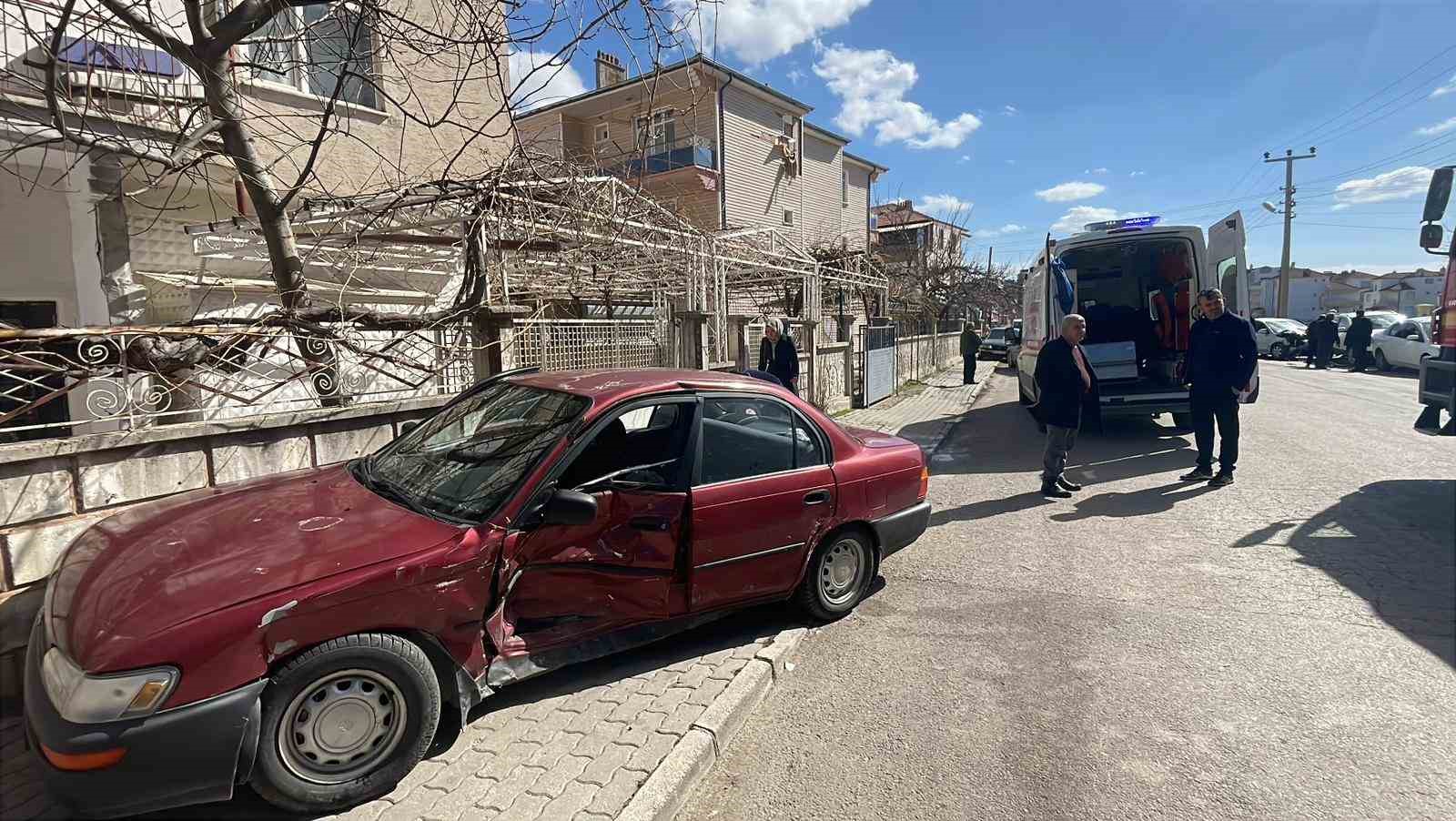 karamanda iki otomobil carpisti 3 yarali 3 3jZEbEgm