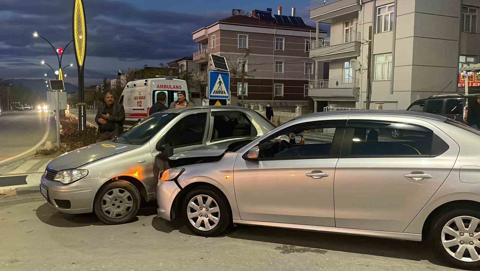 karamanda iki otomobil carpisti 6 yarali 3 U24ZIHIY