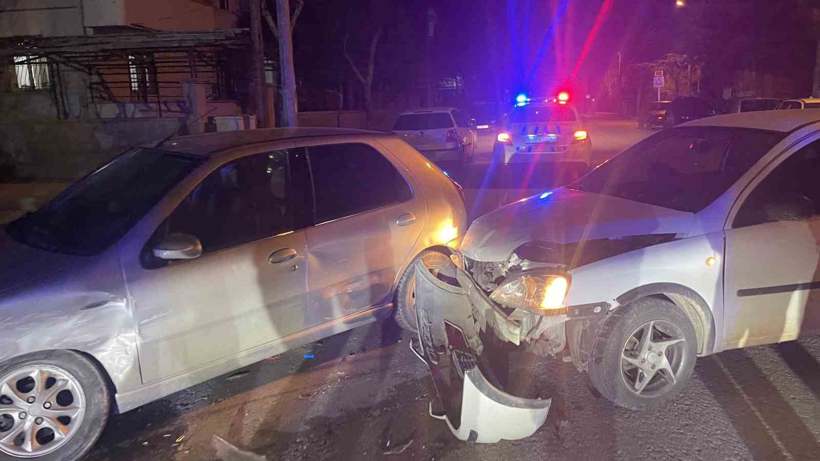 karamanda iki otomobilin carpismasi kameraya yansidi 1 yarali 0 eZgzmUa9