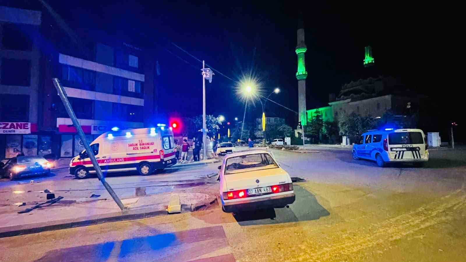 Karaman’da iki otomobilin çarpıştığı kaza ucuz atlatıldı 4 karamanda iki otomobilin carpistigi kaza ucuz atlatildi 0 Zsfv1bh8