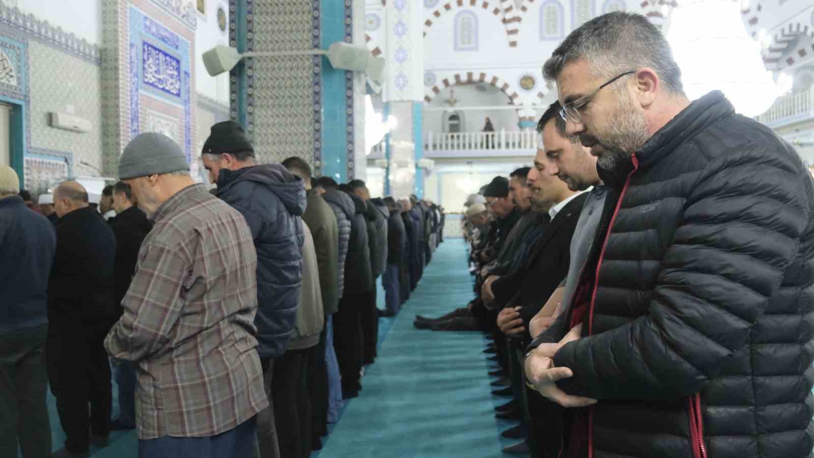 karamanda ilk teravih namazinda camiler doldu tasti 1 g1vGTEuS