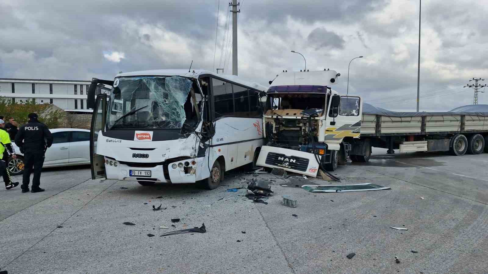 karamanda isci servisi ile tir carpisti 12 yarali 0 q6NPDhdE