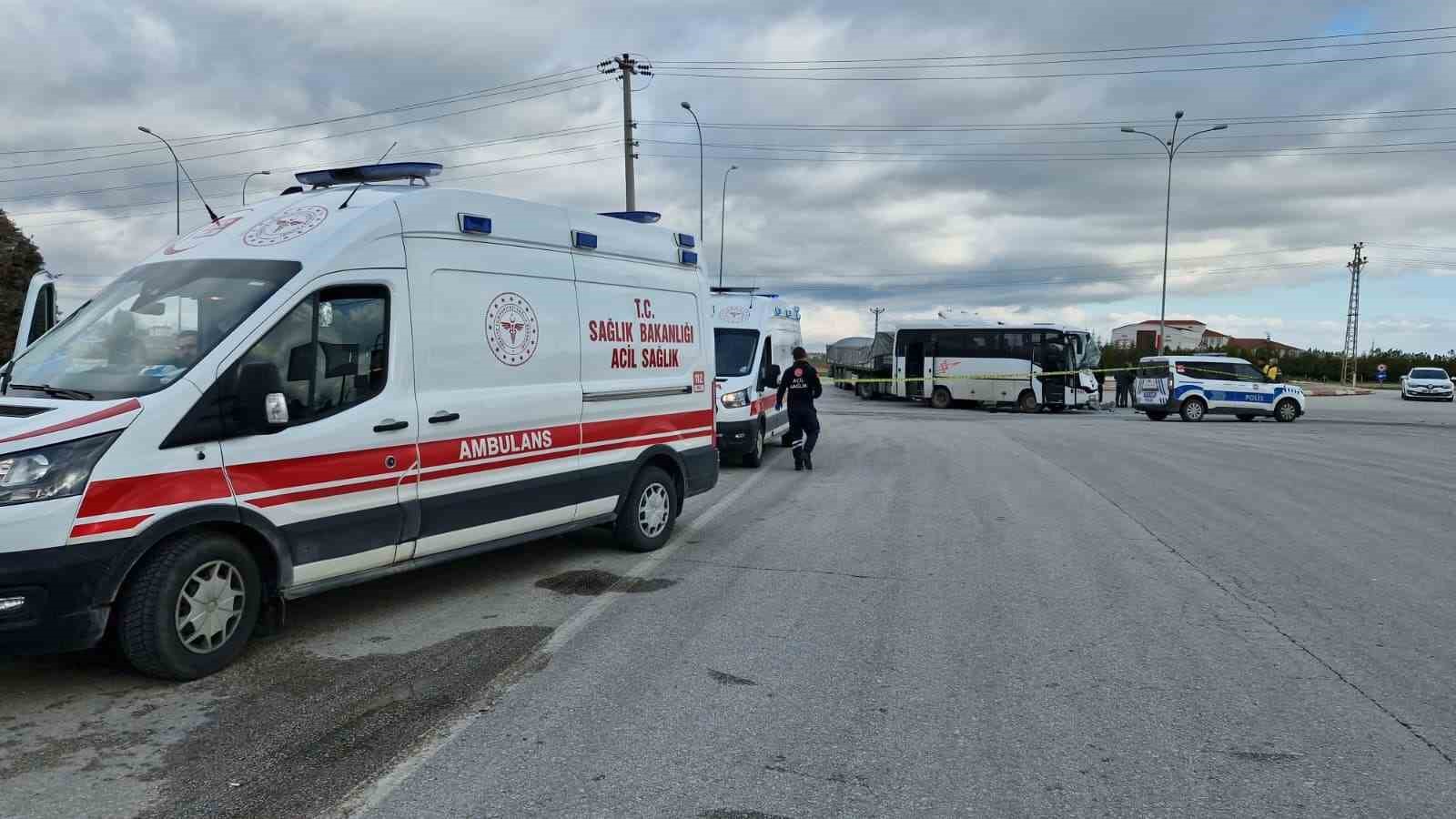 karamanda isci servisi ile tir carpisti 12 yarali 1 YQpqyezS