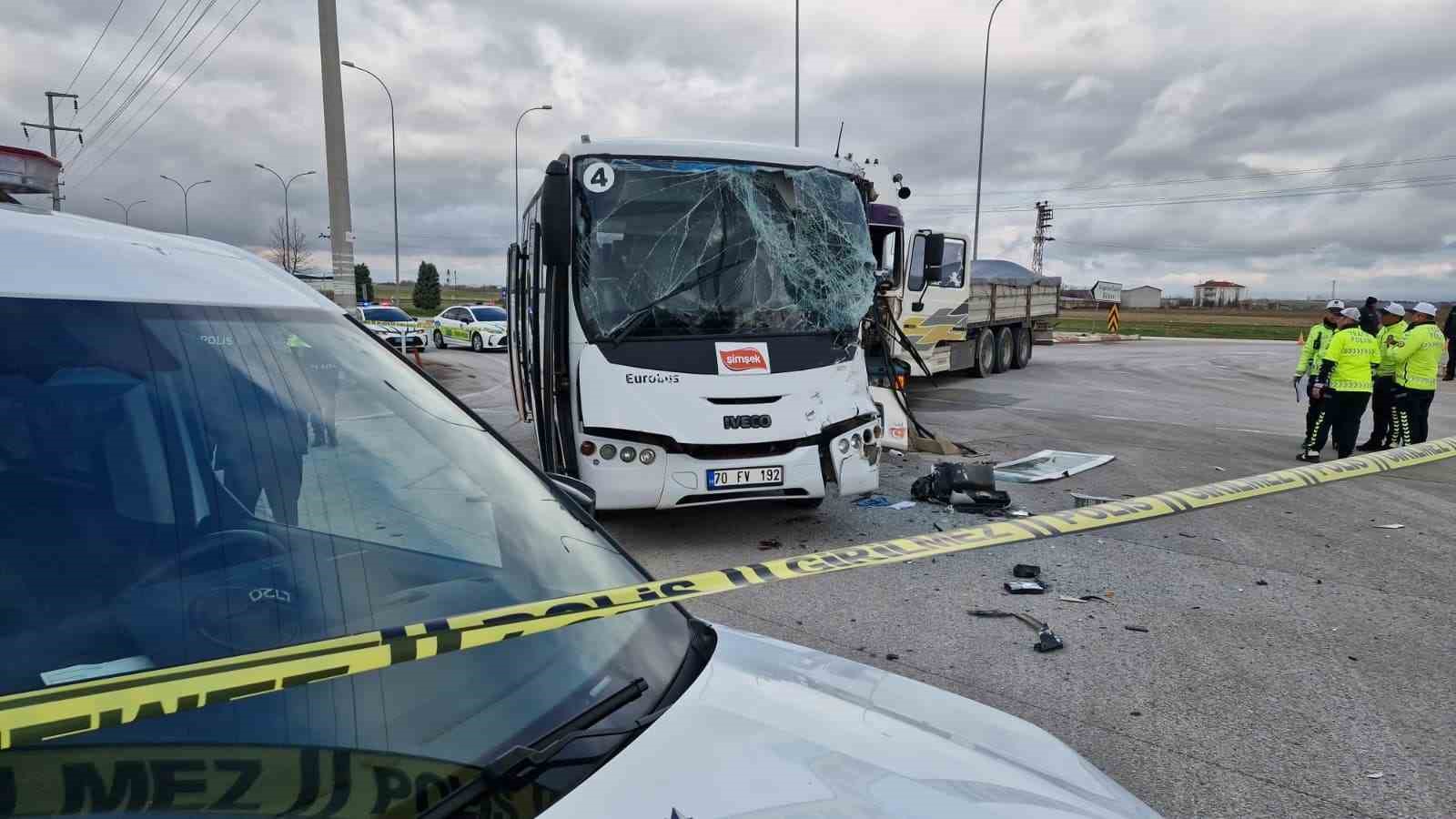 karamanda isci servisi ile tir carpisti 12 yarali 3 ZUaOPyWh