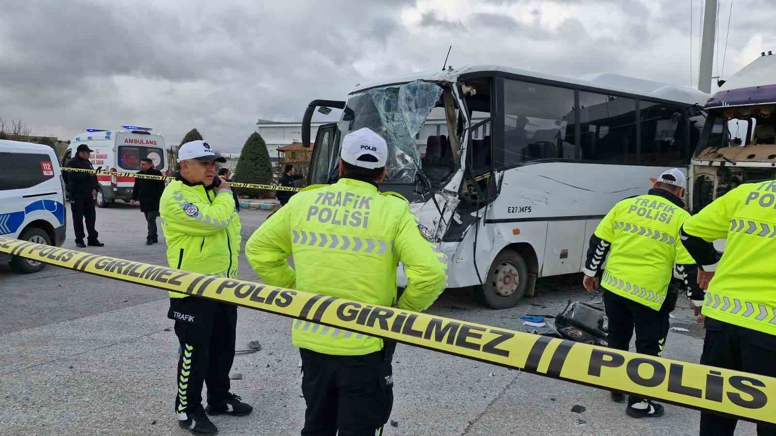 karamanda isci servisi ile tir carpisti 12 yarali 5 irYjmOF2