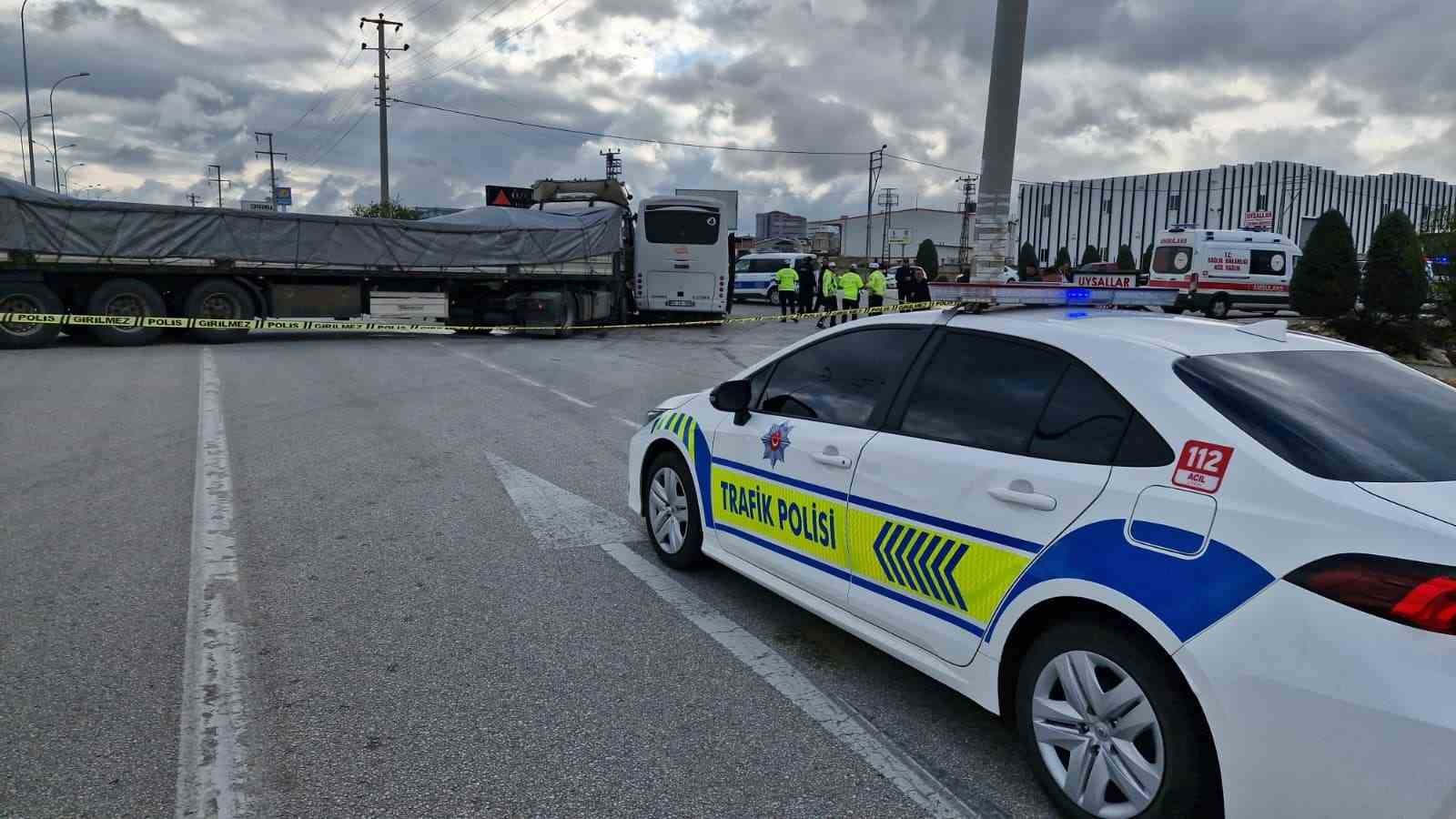 karamanda isci servisi ile tir carpisti 12 yarali 6 JpnPk6Xl