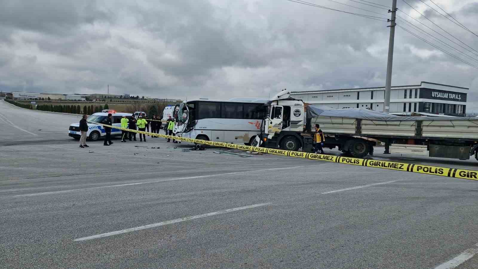 karamanda isci servisi ile tir carpisti 12 yarali 7 ygSYn7fN