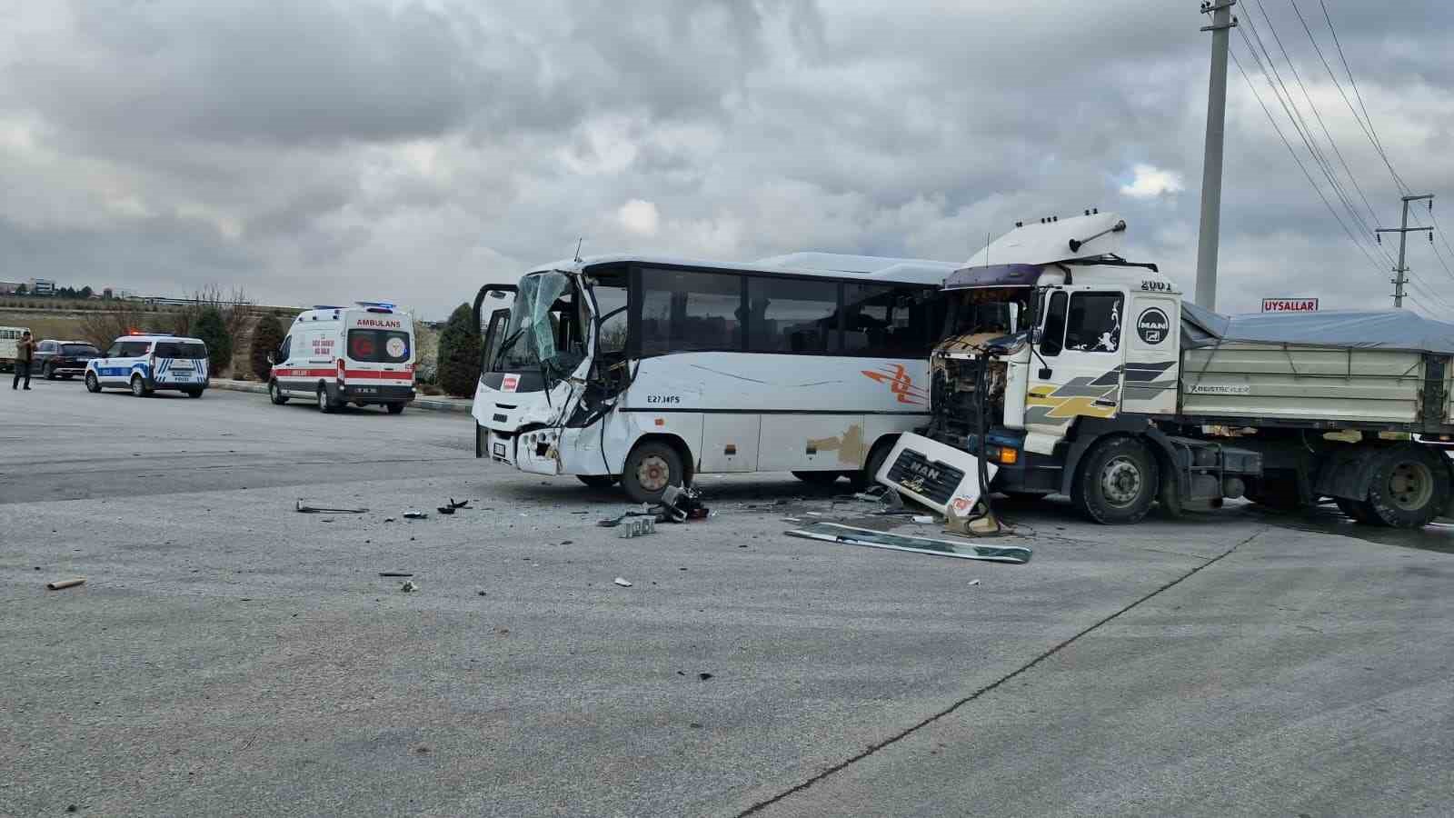 karamanda isci servisi ile tir carpisti 12 yarali 8 MsebfWUG