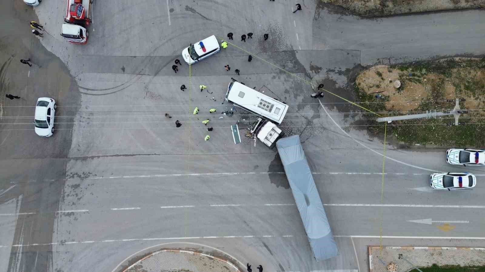 karamanda isci servisi ile tir carpisti 12 yarali 9 AWumC1WA