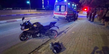 karamanda-kaldirimi-asarak-karsi-seride-gecen-motosikletin-surucusu-olumden-dondu-YeRgSlvS.jpg