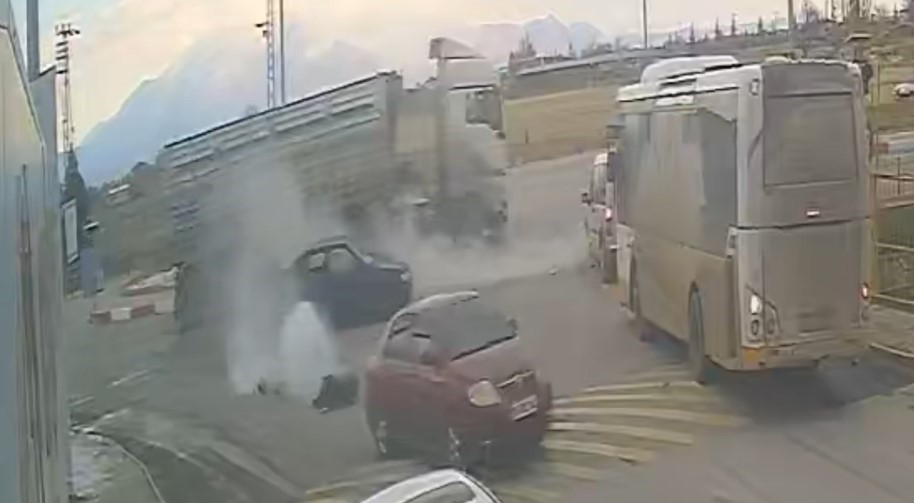 karamanda kamyon otomobile carpti 2 yarali 0 q76HTVeh