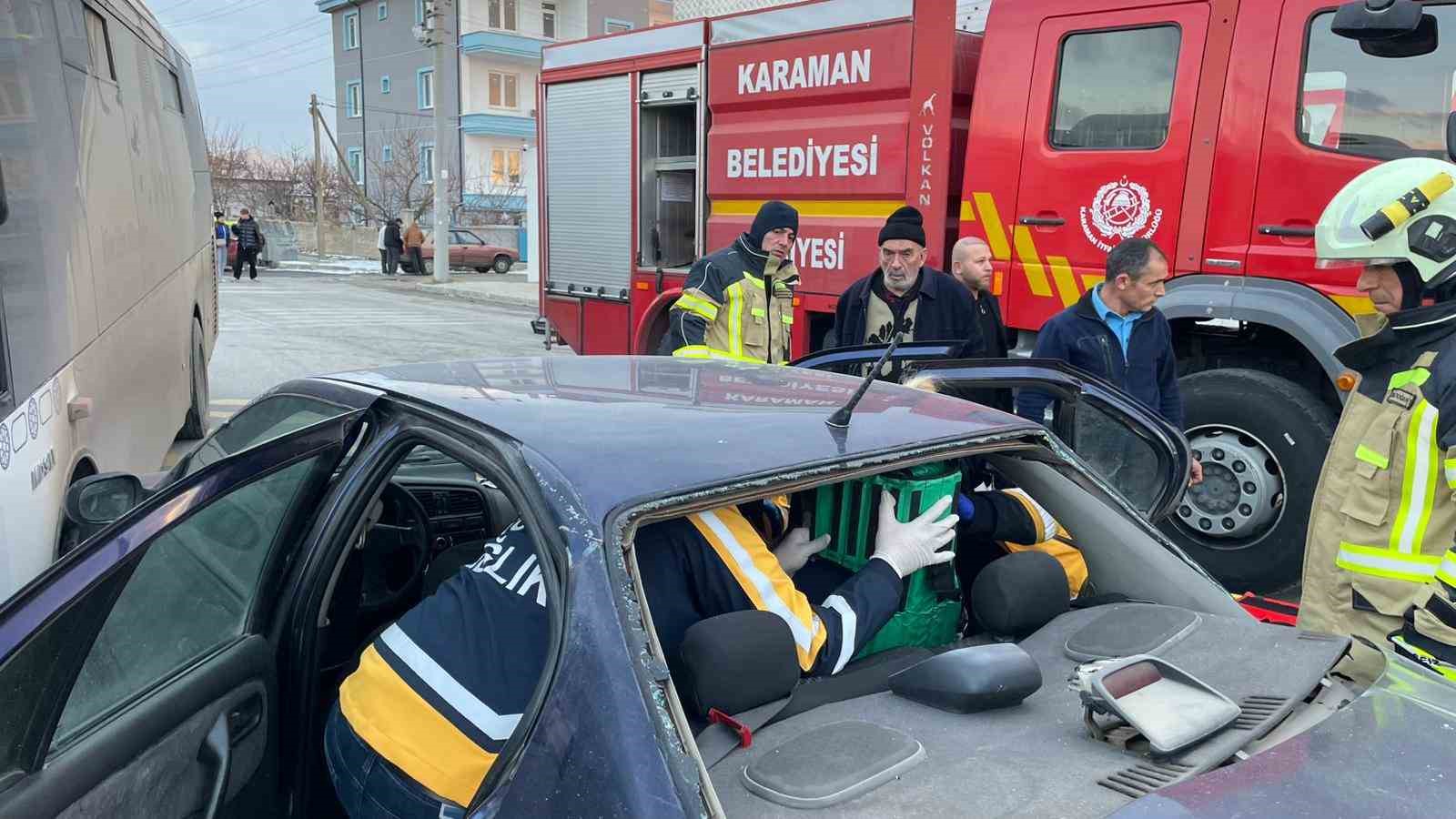 karamanda kamyon otomobile carpti 2 yarali 3 DEmcEbNK