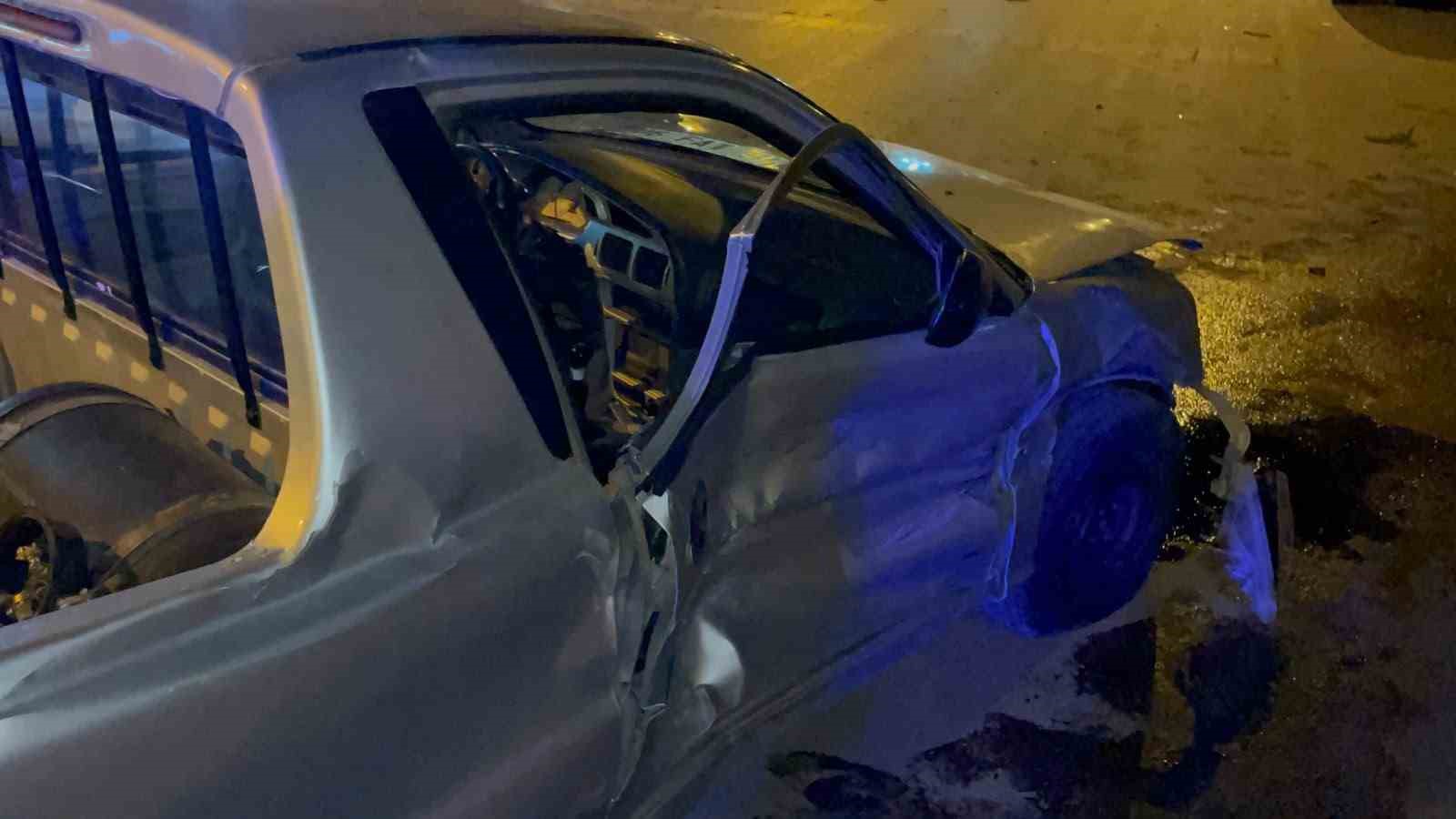 karamanda karsi seride gecen pikap park halindeki 3 araca carpti 1 yarali 1 K9RVq95i