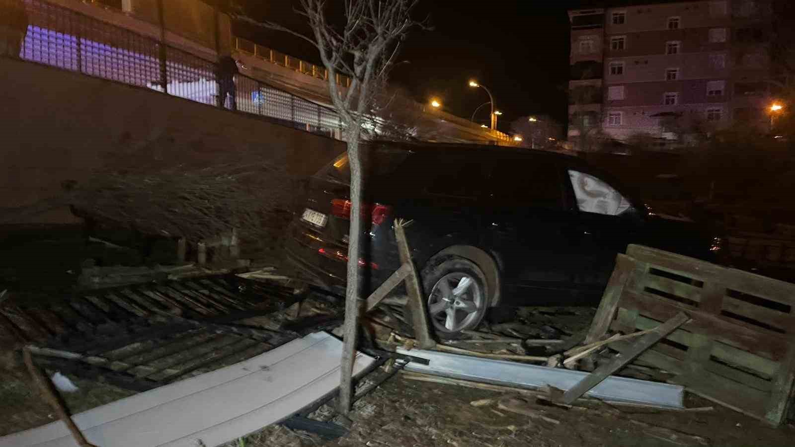 karamanda kontrolden cikan cip kafenin bahcesine uctu 5 YXrkMwSw