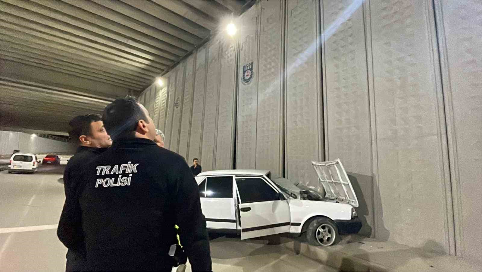 karamanda kontrolden cikan otomobil alt gecidin duvarina carpti 2 t4LjTfU8
