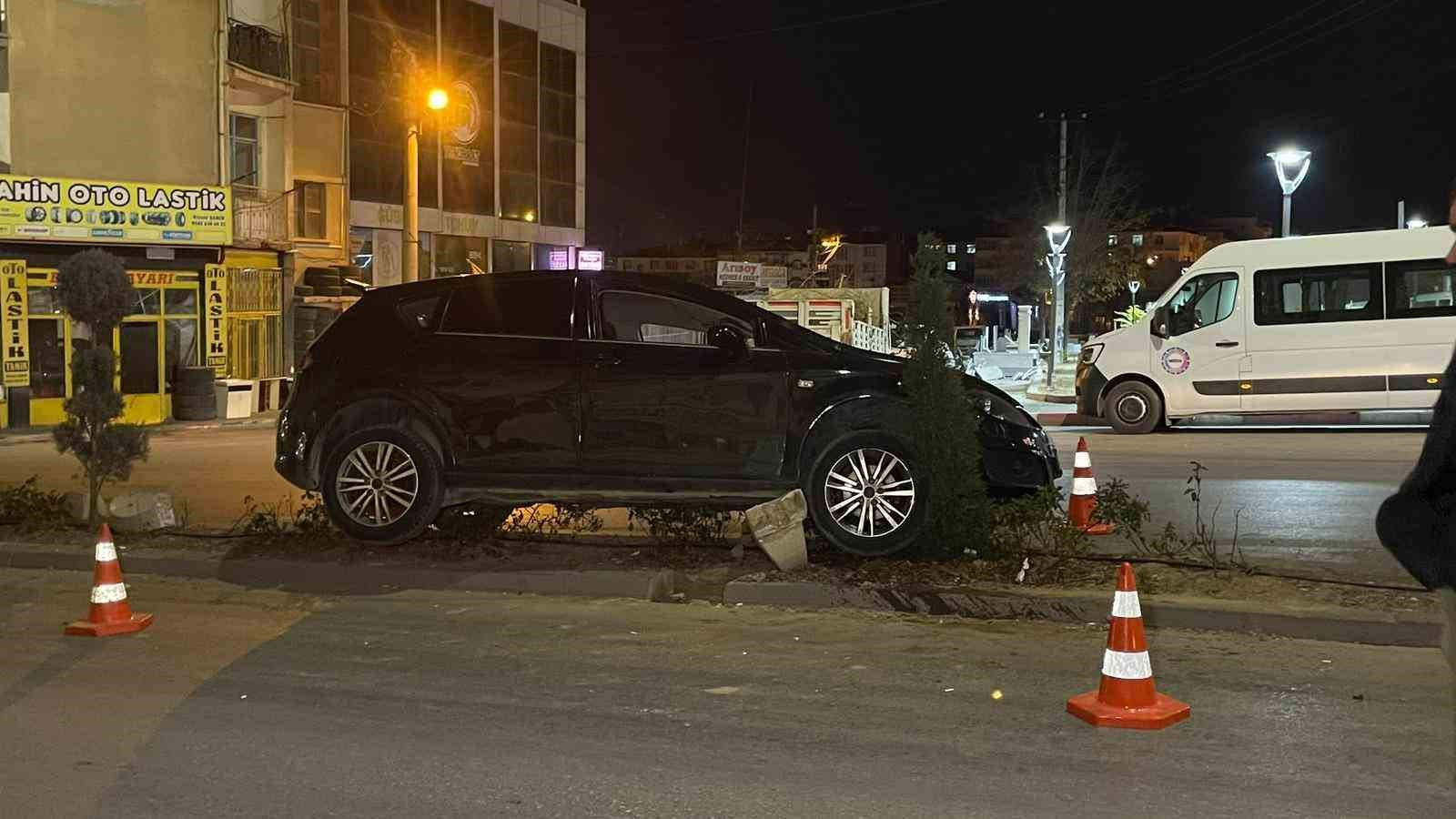 Karaman’da kontrolden çıkan otomobil refüje çıktı 4 karamanda kontrolden cikan otomobil refuje cikti 0 cjODhsMs