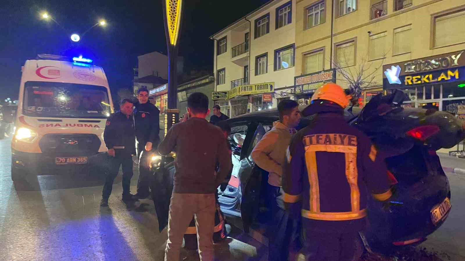 Karaman’da kontrolden çıkan otomobil refüje çıktı 5 karamanda kontrolden cikan otomobil refuje cikti 1 XEOaFHQm