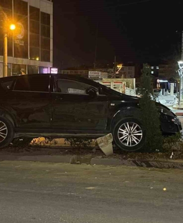 karamanda-kontrolden-cikan-otomobil-refuje-cikti-pW1CqLRs.jpg