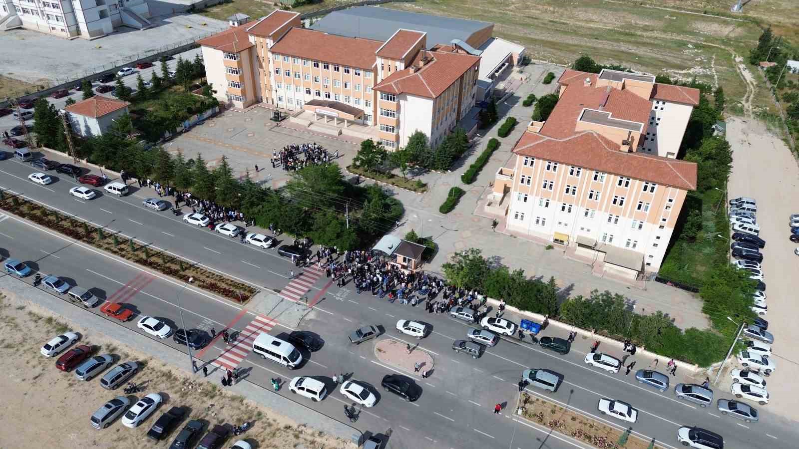 Karaman’da LGS heyecanı: Kimliğini unutan öğrencilerin yardımına polis ve veliler koştu 5 karamanda lgs heyecani kimligini unutan ogrencilerin yardimina polis ve veliler kostu 1 5e5vKR7k
