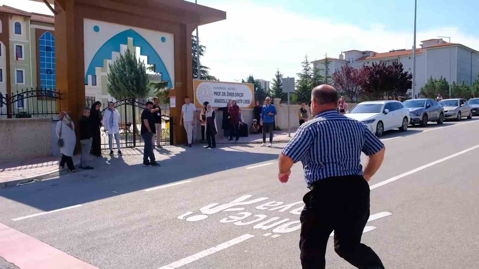 Karaman’da LGS heyecanı: Kimliğini unutan öğrencilerin yardımına polis ve veliler koştu 15 karamanda lgs heyecani kimligini unutan ogrencilerin yardimina polis ve veliler kostu 11 USAQ7EUT