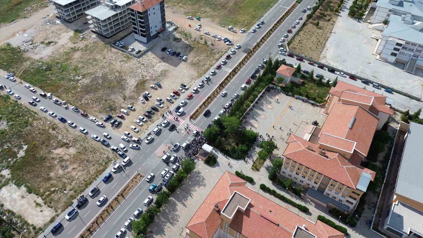 Karaman’da LGS heyecanı: Kimliğini unutan öğrencilerin yardımına polis ve veliler koştu 6 karamanda lgs heyecani kimligini unutan ogrencilerin yardimina polis ve veliler kostu 2 GZ181yA7
