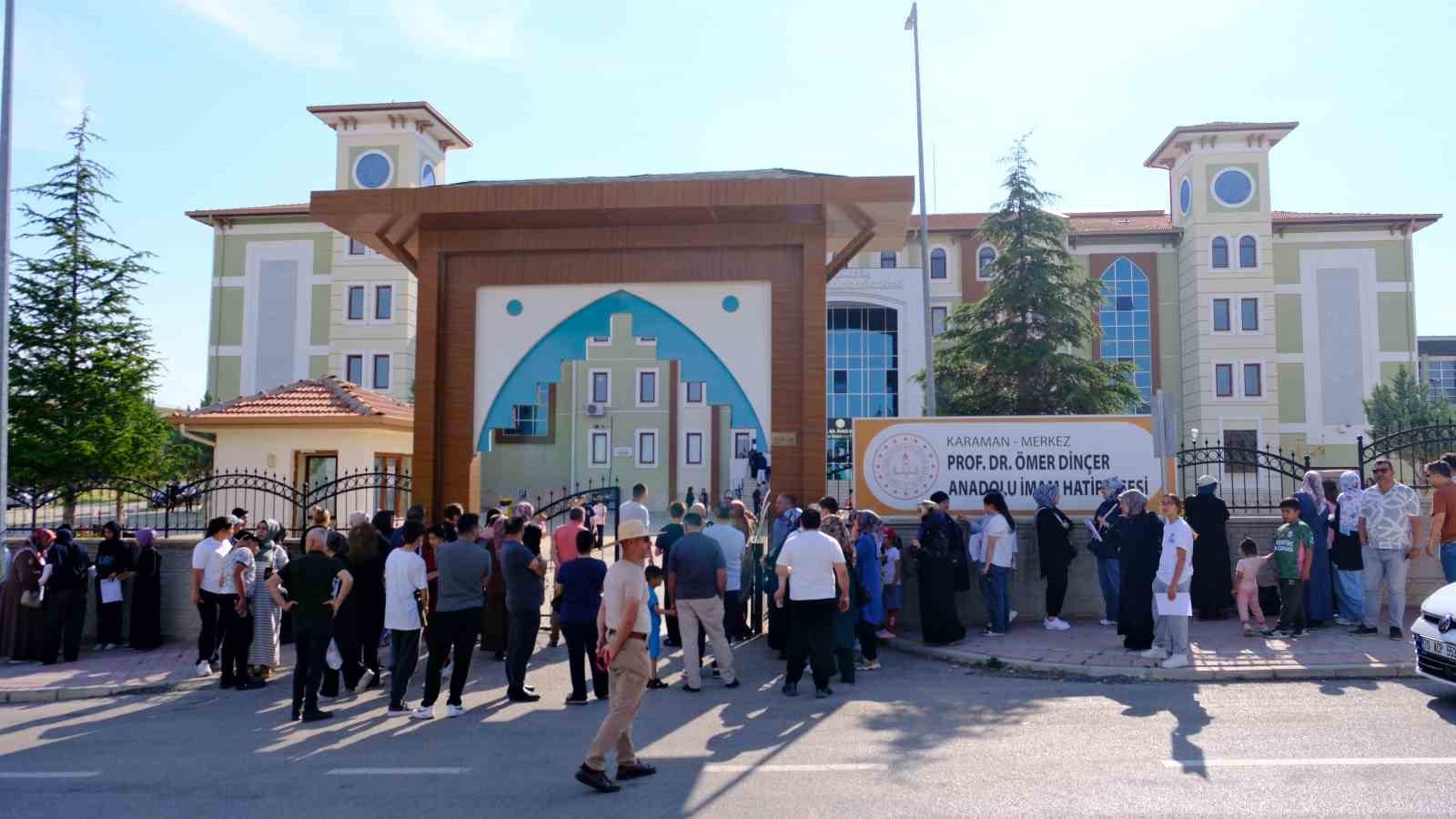 Karaman’da LGS heyecanı: Kimliğini unutan öğrencilerin yardımına polis ve veliler koştu 8 karamanda lgs heyecani kimligini unutan ogrencilerin yardimina polis ve veliler kostu 4