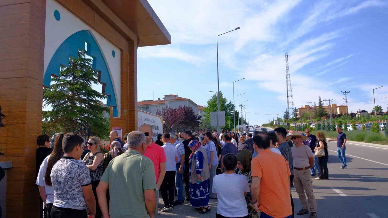Karaman’da LGS heyecanı: Kimliğini unutan öğrencilerin yardımına polis ve veliler koştu 9 karamanda lgs heyecani kimligini unutan ogrencilerin yardimina polis ve veliler kostu 5 SlkZFzrF