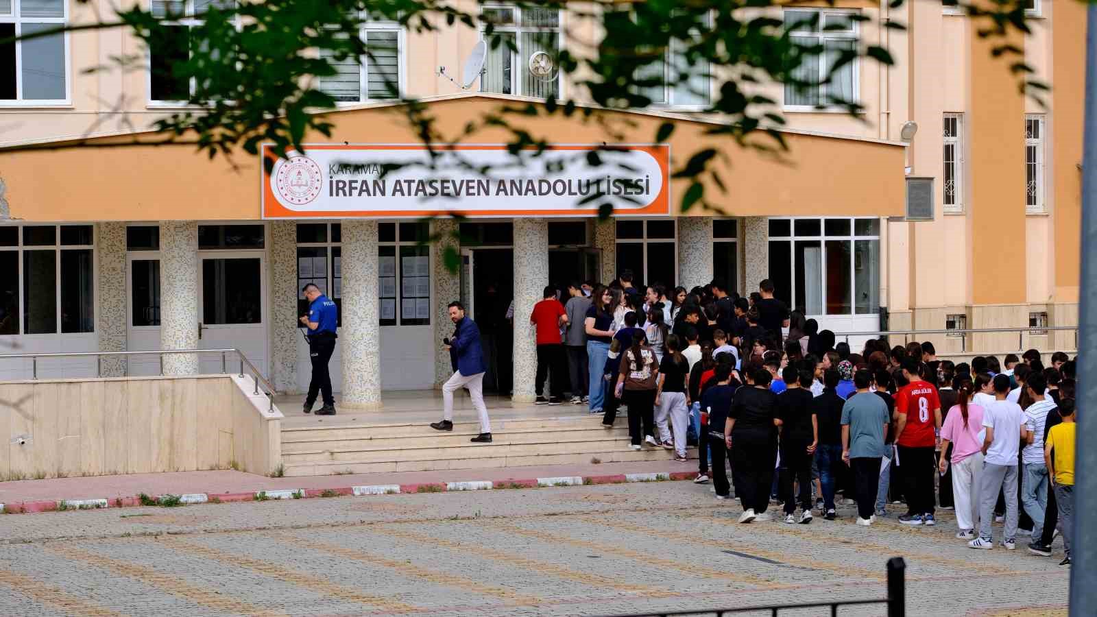 Karaman’da LGS heyecanı: Kimliğini unutan öğrencilerin yardımına polis ve veliler koştu 10 karamanda lgs heyecani kimligini unutan ogrencilerin yardimina polis ve veliler kostu 6 SzQjQrGO