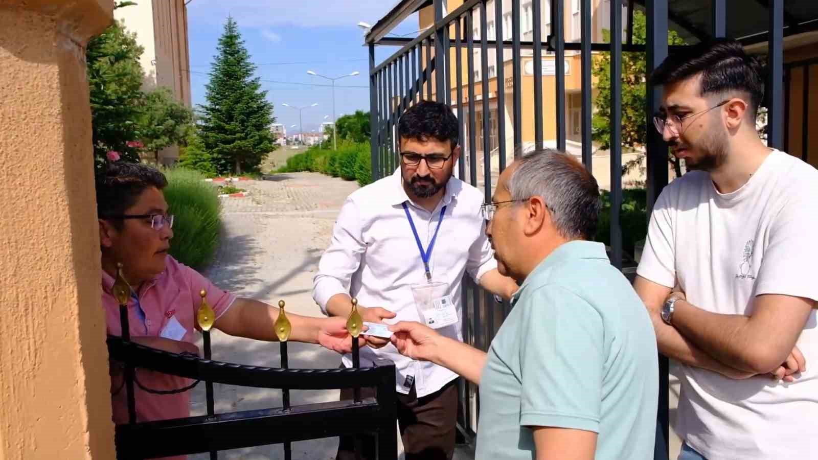 Karaman’da LGS heyecanı: Kimliğini unutan öğrencilerin yardımına polis ve veliler koştu 12 karamanda lgs heyecani kimligini unutan ogrencilerin yardimina polis ve veliler kostu 8 zDswPcjw