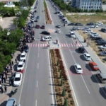 karamanda-lgs-heyecani-kimligini-unutan-ogrencilerin-yardimina-polis-ve-veliler-kostu-ySAjIn4i.jpg
