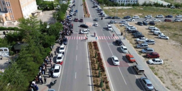 karamanda-lgs-heyecani-kimligini-unutan-ogrencilerin-yardimina-polis-ve-veliler-kostu-ySAjIn4i.jpg
