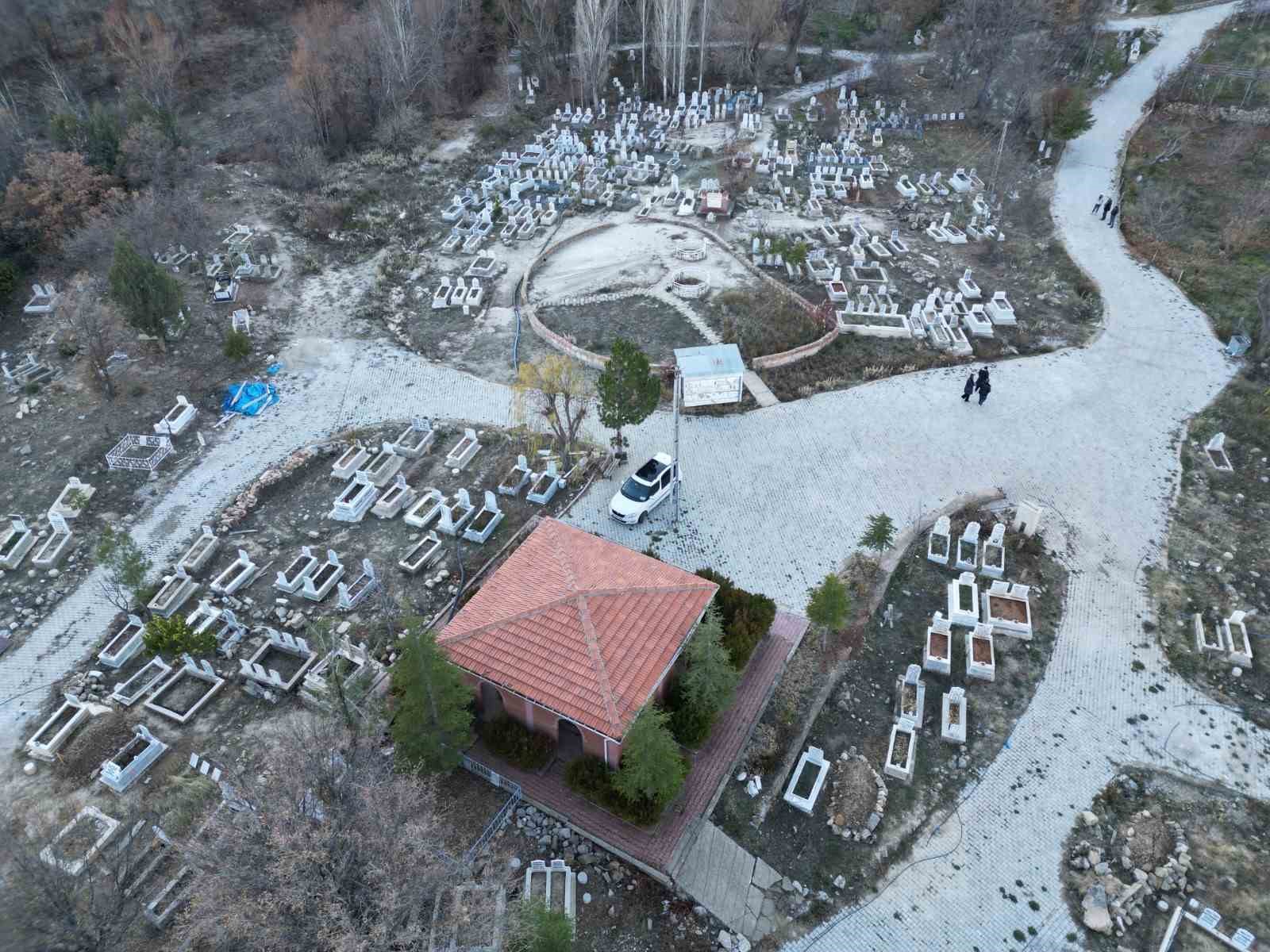 Karaman’da mezarlıkta çıkan yağlı çamurun şifa dağıttığına inanılıyor 5 karamanda mezarlikta cikan yagli camurun sifa dagittigina inaniliyor 1 JbJXDEGJ