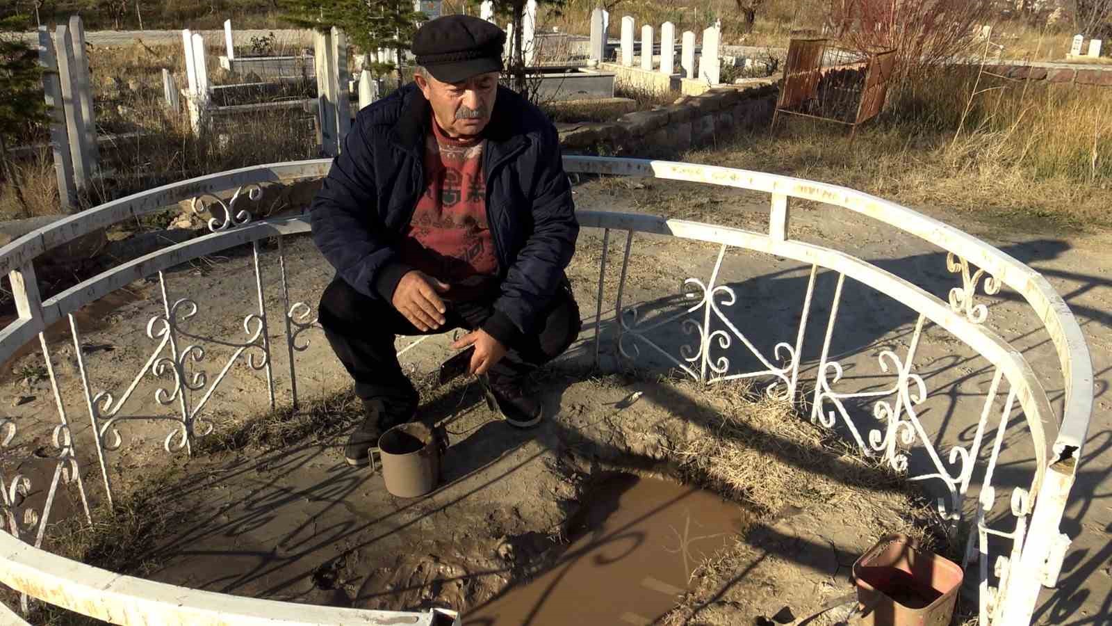 Karaman’da mezarlıkta çıkan yağlı çamurun şifa dağıttığına inanılıyor 6 karamanda mezarlikta cikan yagli camurun sifa dagittigina inaniliyor 2 HTZQYP9n
