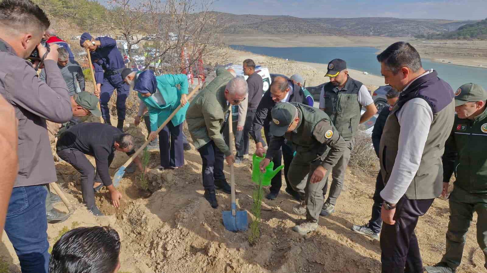 karamanda milli agaclandirma gununde 5 bin fidan toprakla bulusturuldu 2 TdRMMmfr