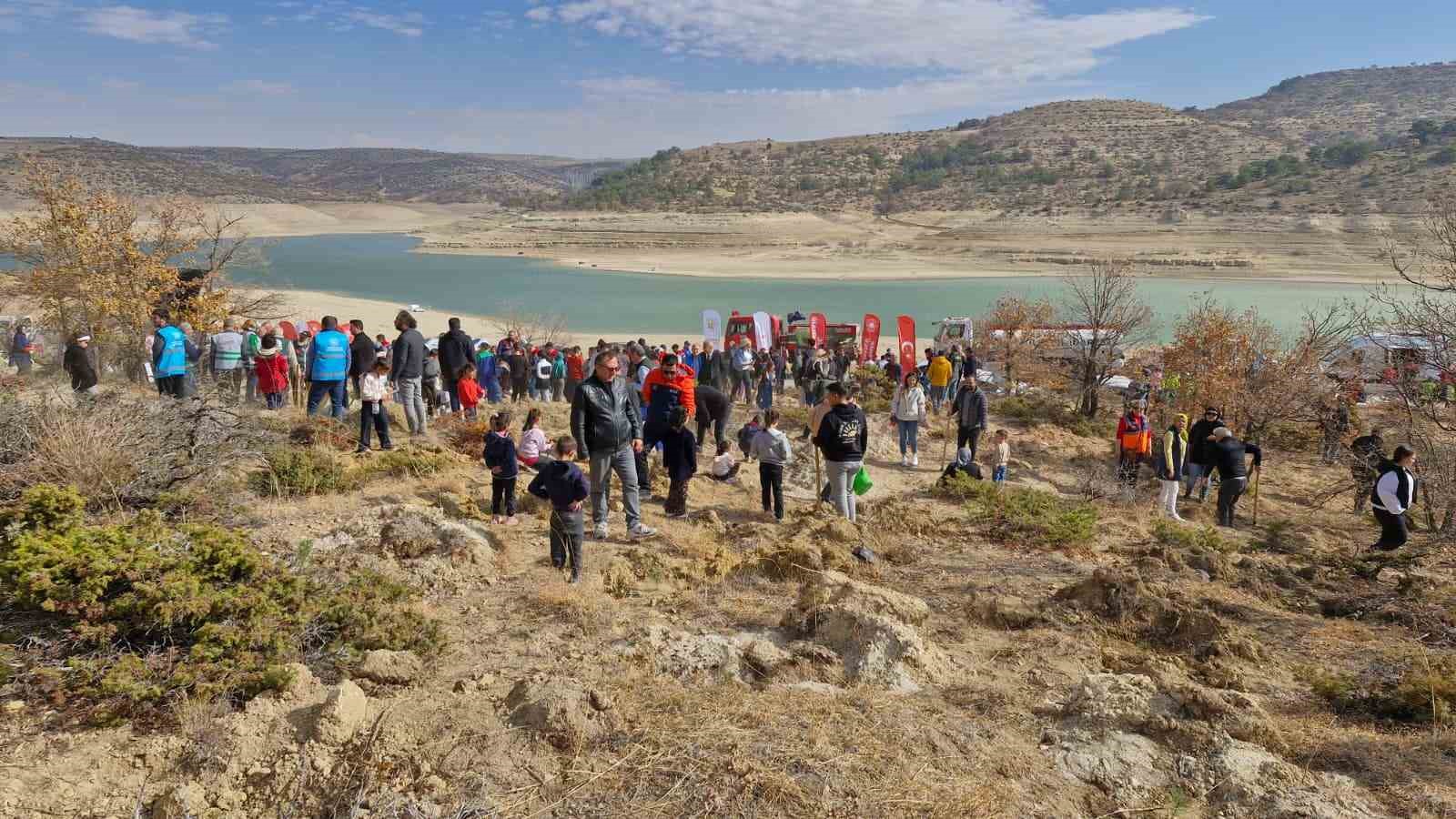 karamanda milli agaclandirma gununde 5 bin fidan toprakla bulusturuldu 4 wHLpwMmb
