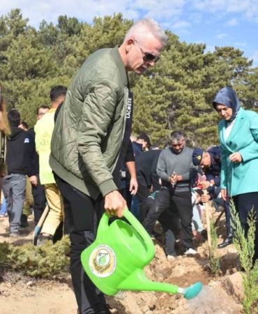 karamanda-milli-agaclandirma-gununde-5-bin-fidan-toprakla-bulusturuldu-wYXa3zOa.jpg